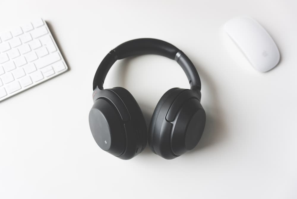 Binaural Beats and White Noise: Hacking Brainwaves?